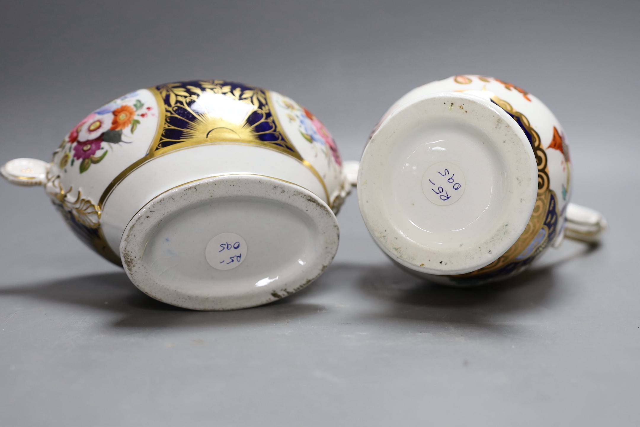 A Coalport Imari style ewer and a similar lidded tureen, c.1820, Tallest 21cm